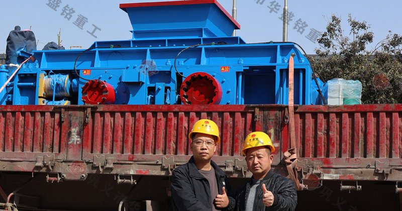 鵝卵石制砂用什么破碎機？推薦對輥機價格不貴還耐用